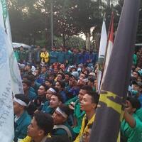 cara-bem-si-cegah-perusuh-buat-pagar-hidup-dan-wajib-pakai-jaket-almamater