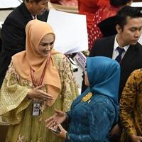 penampilan-cantik-mulan-jameela-dan-krisdayanti-saat-hadiri-pelantikan-dpr