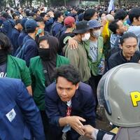 setelah-salat-ashar-bersama-mahasiswa-salami-polisi