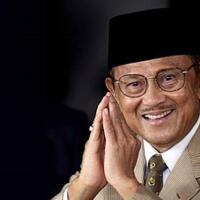 bj-habibie-lari-dari-jabatan-malah-dikejar-jabatan