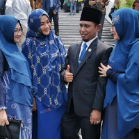 lora-fadil-bawa-3-istri-ke-pelantikan-dpr-kami-nginap-sekamar