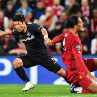 striker-rb-salzburg-berhasil-permalukan-van-dijk-netizen-calon-peraih-ballon-d-or