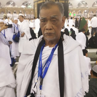 subhanallah-bapak-ini-menolak-kursi-roda-ketika-thowaf-padahal-jalannya-susah