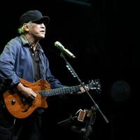 iwan-fals-mbak-puan-anggota-yang-tidur-lempar-saja-sama-palu