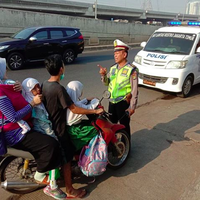 paket-nekat-komplet-tak-pakai-helm-bonceng-5-lawan-arus-pula