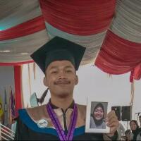 kisah-haru-bawa-foto-pacar-yang-sudah-meninggal-ketika-wisuda