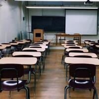 guru-tk-china-paksa-anak-makan-di-toilet-bikin-geger