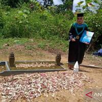 kisah-sedih-serlika-agni-usai-wisuda-langsung-ke-makam-ayahnya