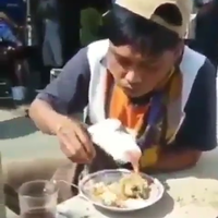 viral-video-seorang-pria-makan-satu-piring-berdua-bareng-ayam-kok-dicampur-kopi