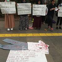usung-4-tuntutan-mak-mak-unjuk-rasa-di-depan-mapolda-metro-jaya