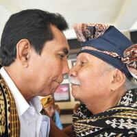 menguak-makna-tradisi-ciuman-hidung-orang-ntt