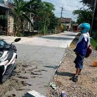 viral-video-siswi-terobos-jalan-lagi-dicor-motor-dibiarkan-jadi-monumen-nangis-gak
