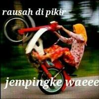 nekat-melewati-palang-bambusebuah-sepeda-motor-terjebak-di-aspal-basah