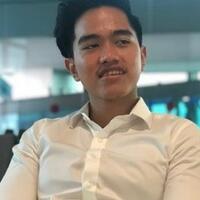 sudah-pakai-kemeja-putih-kaesang-nunggu-telepon-dari-jokowi