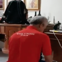 hadiri-pelantikan-presiden-jokowi-ganjar-setrika-baju-sendiri