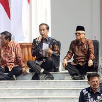 ternyata-ini-alasan-jokowi-umumkan-menteri-sambil-duduk-di-tangga-bikin-mengakak