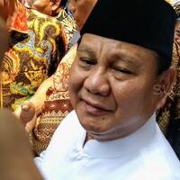 dikepung-jamaah-sehabis-salat-jumat-prabowo-diteriaki-presiden
