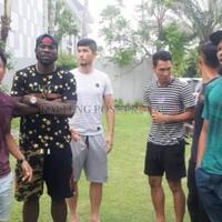 gaji-tak-kunjung-dibayar-klub-pemain-kalteng-putra-datangi-rumah-gubernur