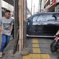 duh-trotoar-jalan-fatmawati-jadi-tempat-parkir-hingga-pkl