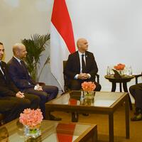 presiden-indonesia-jokowi-mendapat-jersey-dari-fifa