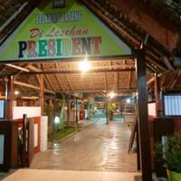 menikmati-makan-malam-di-lesehan-presiden-blitar-jawa-timur