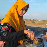 gadis-cantik-penjual-cilok-bisa-jadi-inspirasi-lo
