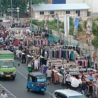 pkl-baju-bekas-di-senen-terpaksa-dagang-di-jalanan-karena-tak-ada-lahan