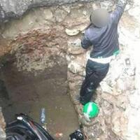 viral-pengendara-ojol-terjerembab-ke-lubang-galian-sebabnya-pantang-ditiru