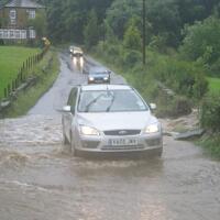 tips-terobos-banjir-yang-aman-untuk-mobil-bertransmisi-otomatis
