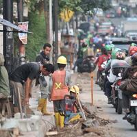 anies-baswedan-yang-bikin-macet-itu-mobil-dan-motor-bukan-trotoar