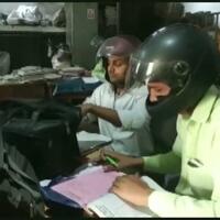 sudah-dua-tahun-seluruh-pegawai-di-kantor-ini-pakai-helm-ada-apa