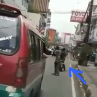 viral-orang-gila-mengurai-kemacetan-mobil-ambulance-apakah-yang-waras-tidak-malu