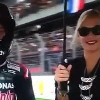 memakai-kebaya-di-motogp-malaysia-umbrella-girl-ini-bikin-gaduh-netizen