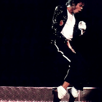 bukan-fans-michael-jackson-sejati-kalau-lo-ga-punya-kaus-kakinya-yang-seharga-14-m