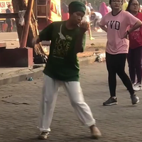 heboh-video-emak-emak-senam-dengan-semangat-penuh-kok-yang-lain-diam-aja