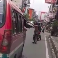 viral-pengidap-gangguan-jiwa-bantu-ambulans-buka-jalan-di-bandung