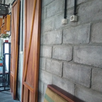 kebutuhan-primer-netizen-colokan-listrik
