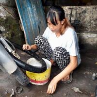 gokil-tukang-tambal-cantik-asal-garut-ini-lulus-kuliah-dengan-ipk-nyaris-sempurna