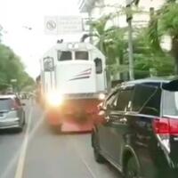mobil-plat-merah-parkir-di-rel-kereta-api-di-solo-tak-bisa-melintas