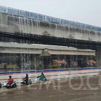 hujan-deras-ada-air-terjun-dadakan-di-tol-becakayu