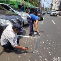 dihapus-bekas-marka-parkir-yang-serobot-jalan-di-jakpus-dicat-hitam