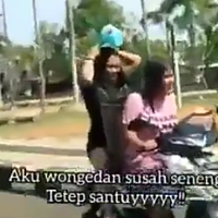 viral-video-dua-cewek-mandi-keramas-dengan-mengendarai-motor-wow-seksi-sekali-gan