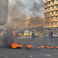 demonstran-irak-bakar-gedung-konsulat-iran-di-najaf