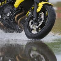 tips-pemakaian-ban-motor-saat-hujan-dijamin-bikin-berkendara-kamu-makin-aman