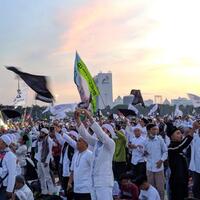 hadiri-reuni-212-anies-disambut-teriakan--gubernur-indonesia