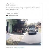 kelewat-santuy-perempuan-ini-parkir-di-tengah-jalan-tanpa-merasa-bersalah