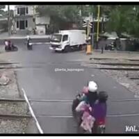 viral-ibu-ibu-terobos-palang-pintu-kereta-api-sampai-patah