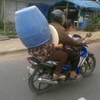 bermacam-bentuk-helm-unik-masa-kini-hanya-untuk-lucu-lucuan