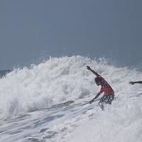 tak-pedulikan-emas-surfer-filipina-selamatkan-surfer-indonesia-yang-tergulung-ombak
