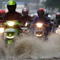 motoran-di-musim-hujan-hindari-kebiasaan-ini-gan